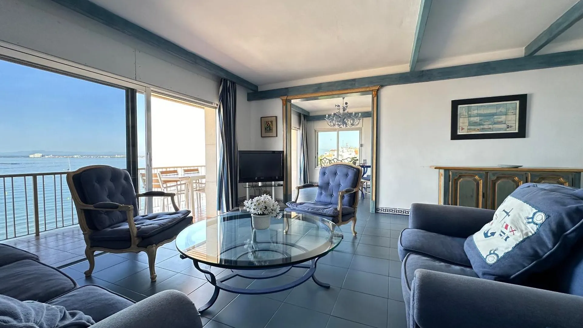 Agi Avenida Apartments Roses