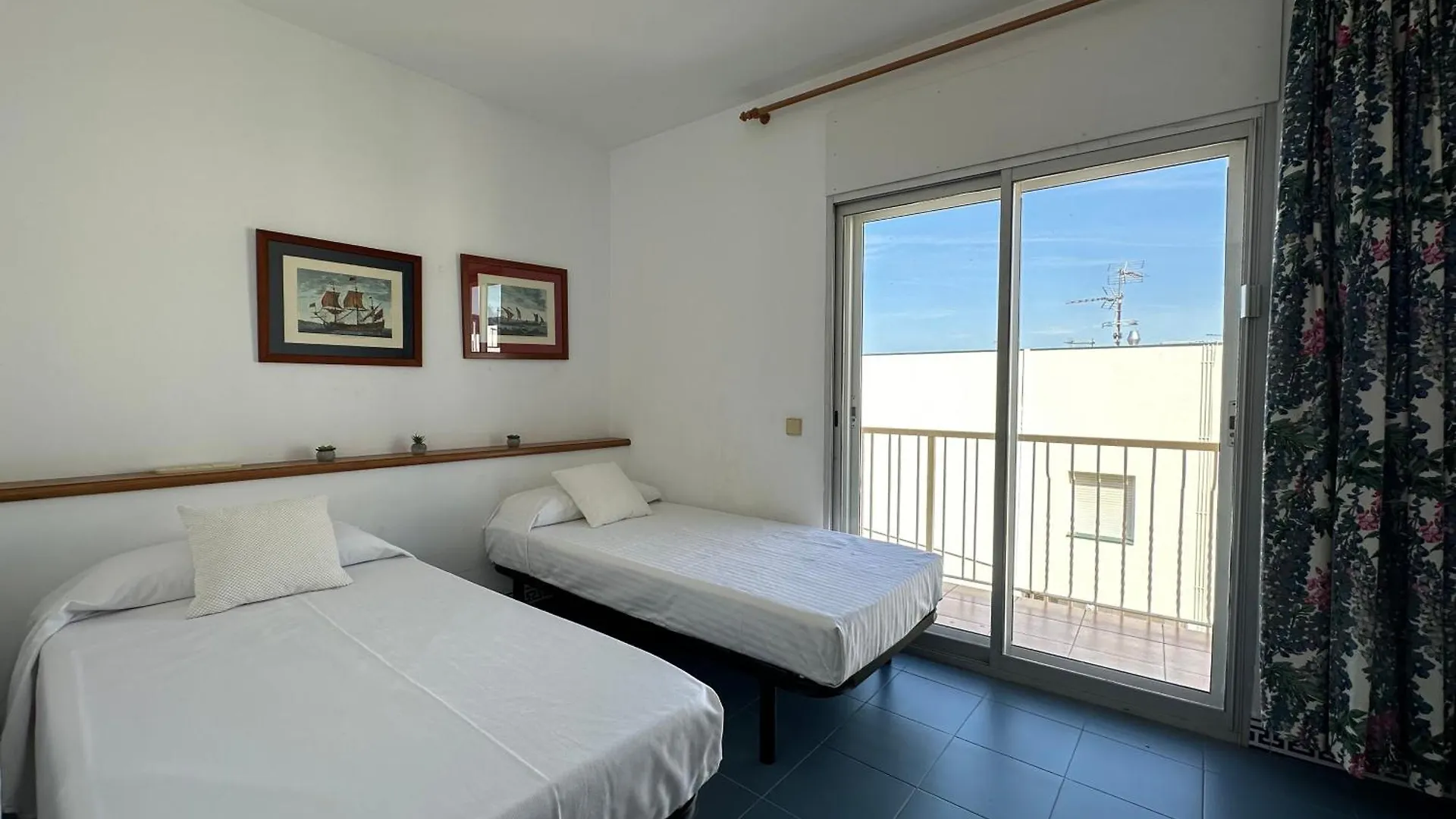 Agi Avenida Apartments Roses